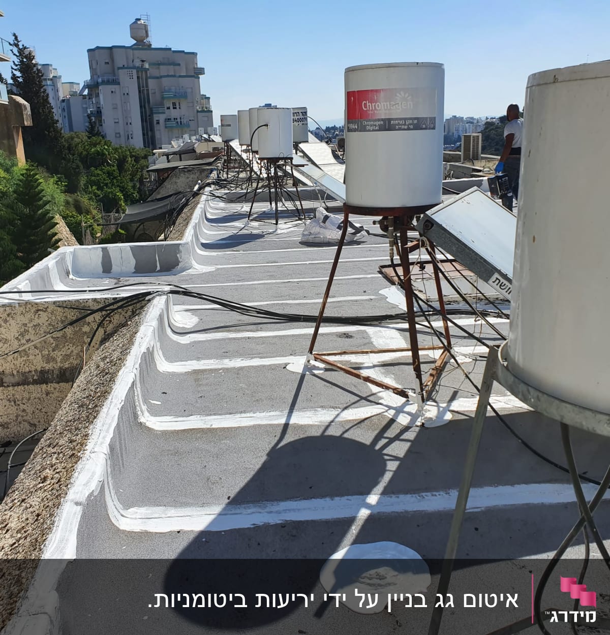 איטום גג עם חומר לבן סביב דודי שמש